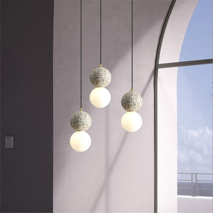 Suspension Origo – Design Géométrique en Zement, Pierre Volcanique et Verre Opale