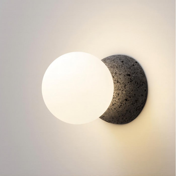 Suspension Origo – Design Géométrique en Zement, Pierre Volcanique et Verre Opale