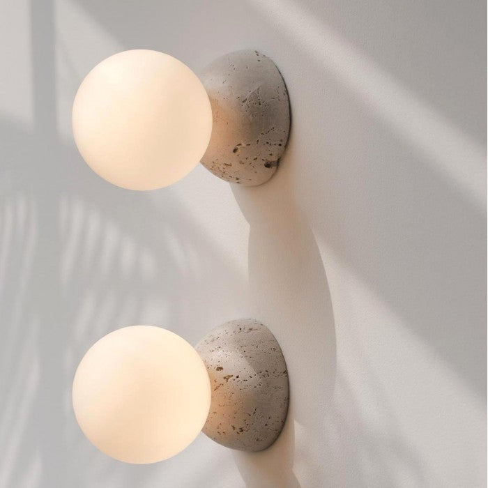 Suspension Origo – Design Géométrique en Zement, Pierre Volcanique et Verre Opale