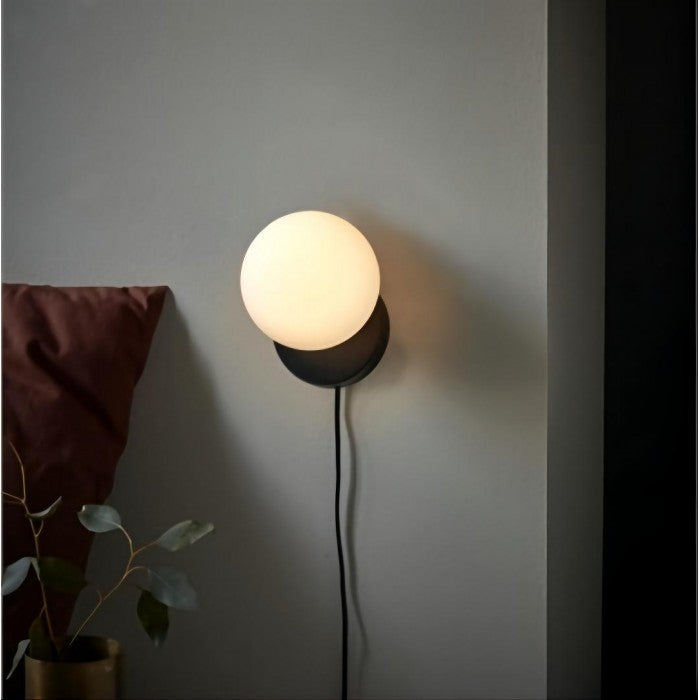 Suspension Origo – Design Géométrique en Zement, Pierre Volcanique et Verre Opale