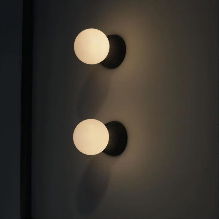 Suspension Origo – Design Géométrique en Zement, Pierre Volcanique et Verre Opale