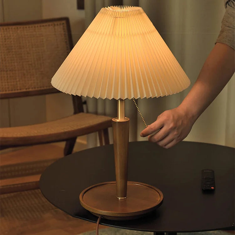 Lampe de Table Vintage en Bois Plissé – Charme Classique et Fonctionnalité Moderne