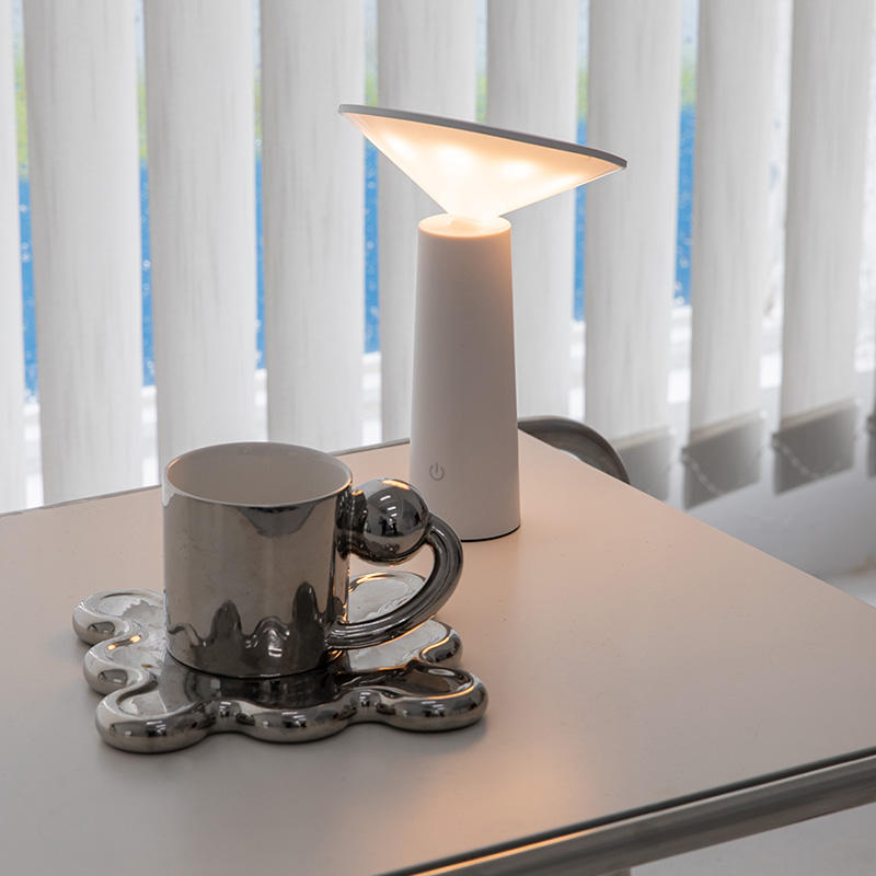 Lampe de Table LED Rechargeable Sans Fil – Éclairage Moderne et Ajustable pour Salon, Bureau et Chambre