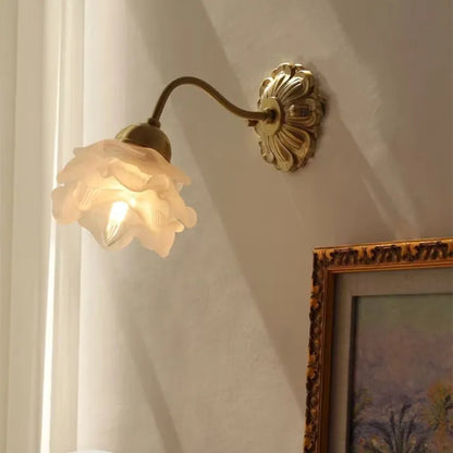 Lampe murale vintage en cuivre et verre – Pétales de fleurs délicats