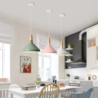 Suspension French Macaron Conique - Lampe en Aluminium et Bois au Design Moderne et Ludique