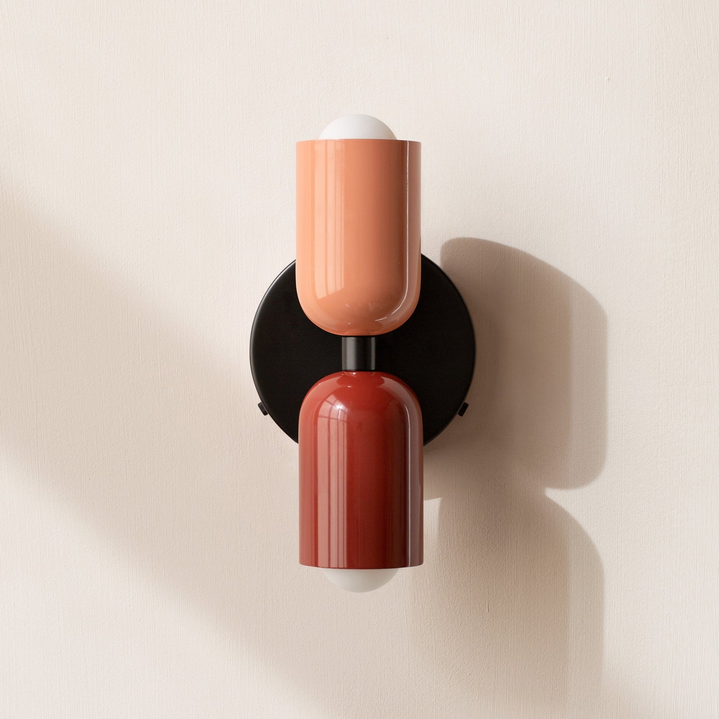 Éclairage mural moderne avec 2 ampoules – Design directionnel, disponible en plusieurs couleurs