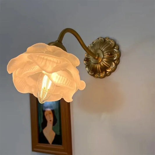 Lampe murale vintage en cuivre et verre – Pétales de fleurs délicats