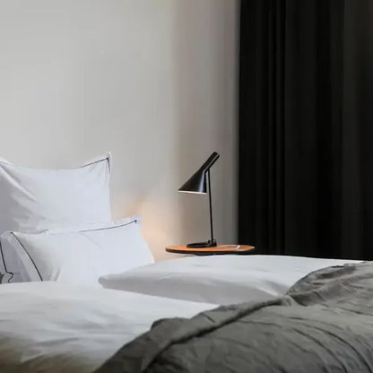 Lampe de Table Design LED - Éclairage Sculptural Réglable, Parfaite pour Bureau et Salon