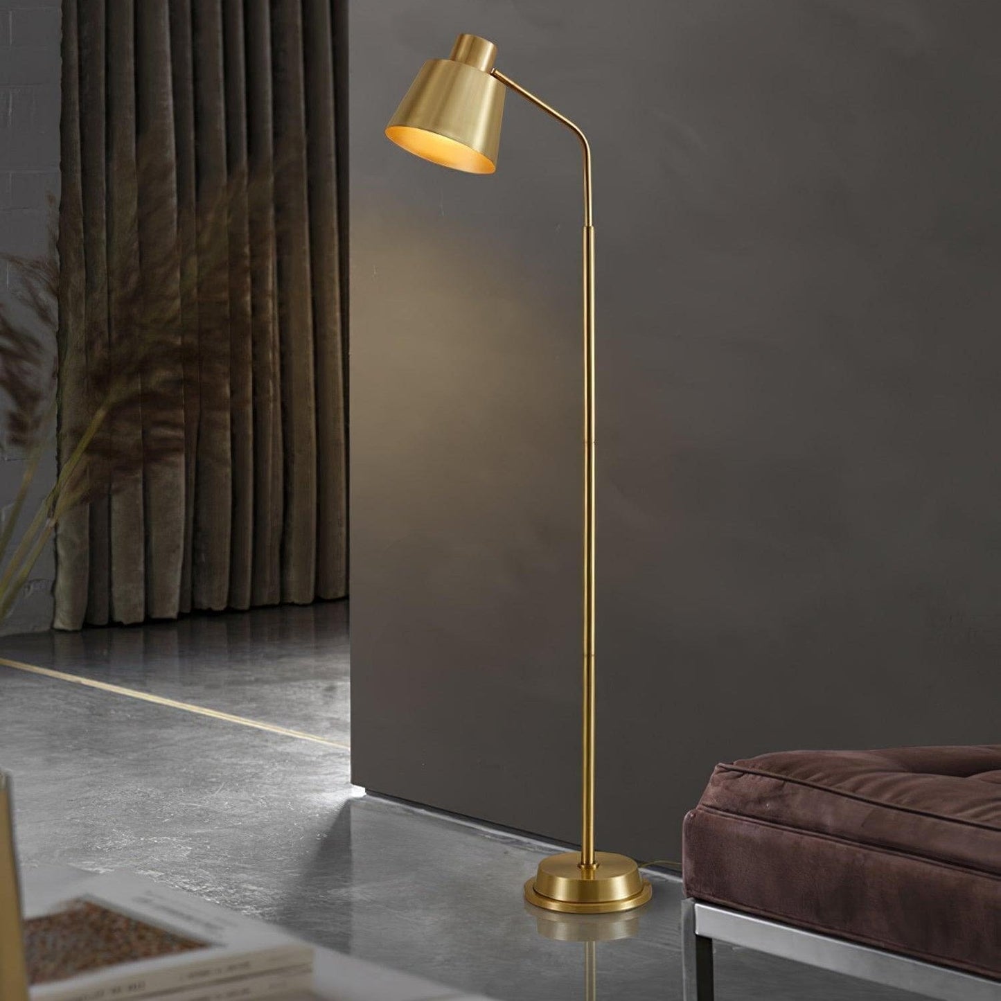 Lampadaire Zeid en Laiton – Élégance Moderne avec Structure Minimaliste et Éclairage LED