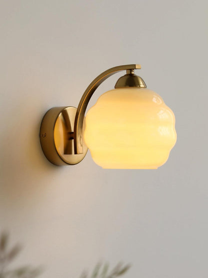 Lampe Murale Vintage Art Déco, Élégance Classique avec Abat-jour en Verre Blanc