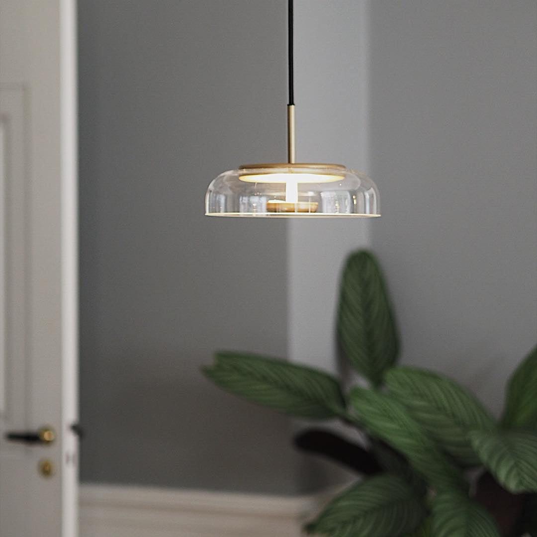 Suspension LED Solaire – Éclairage Moderne en Laiton et Verre pour Intérieur Élégant