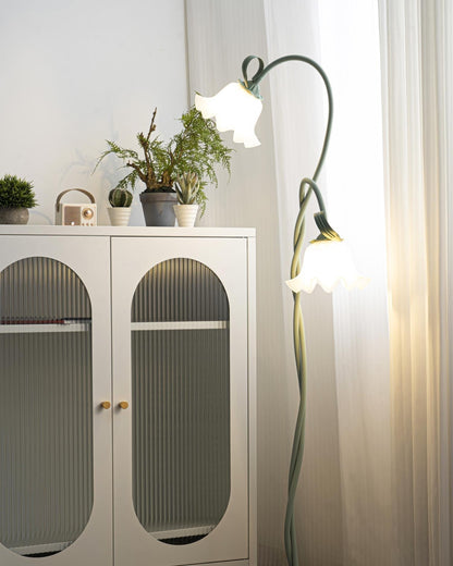 Lampadaire Calla Flowers – Éclairage Élégant avec Fleurs Blanches et Design Raffiné