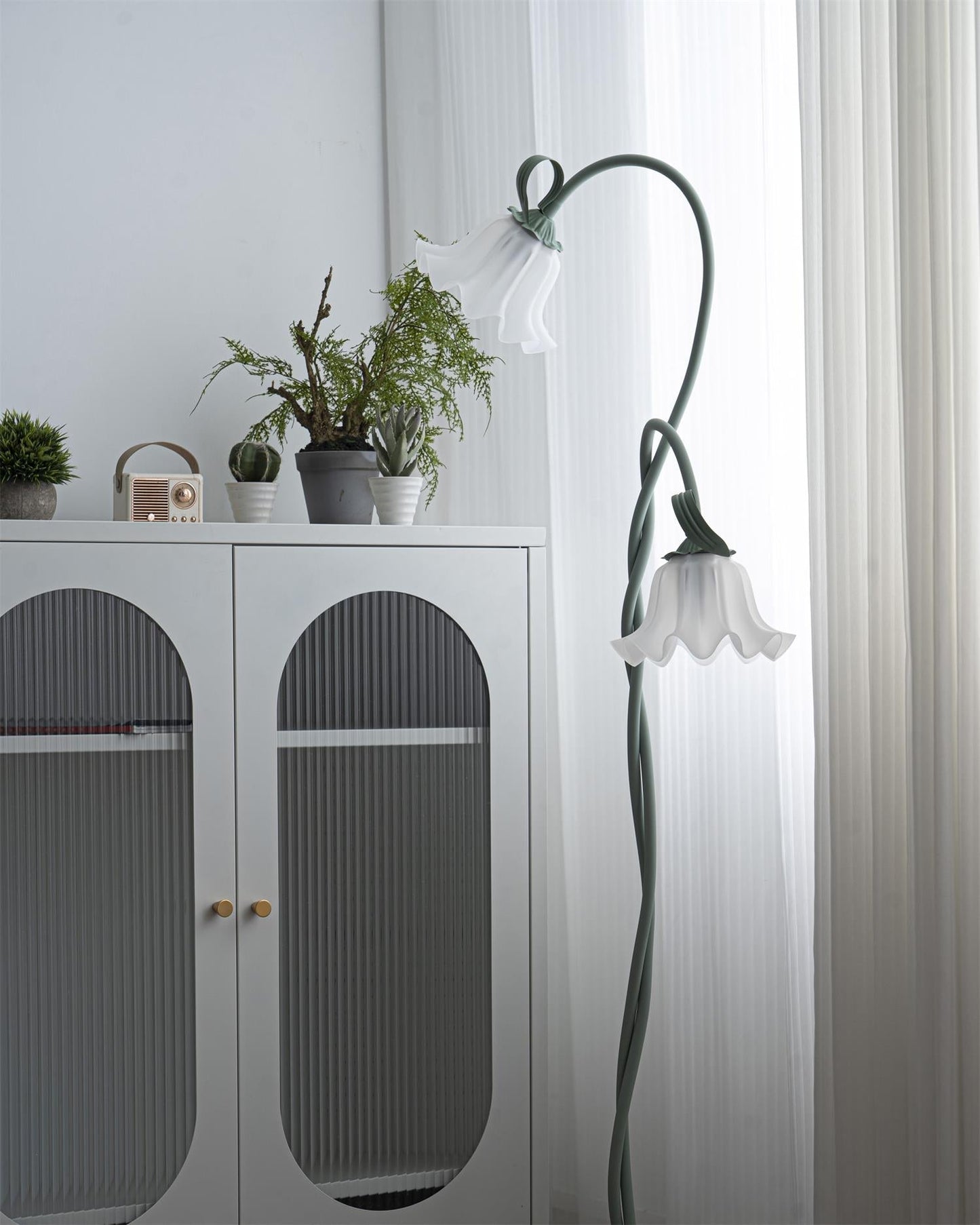 Lampadaire Calla Flowers – Éclairage Élégant avec Fleurs Blanches et Design Raffiné