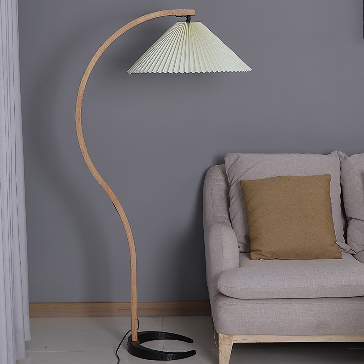 Lampe sur Pied Caprani – Design Scandinave 70’s avec Base en Bois et Métal