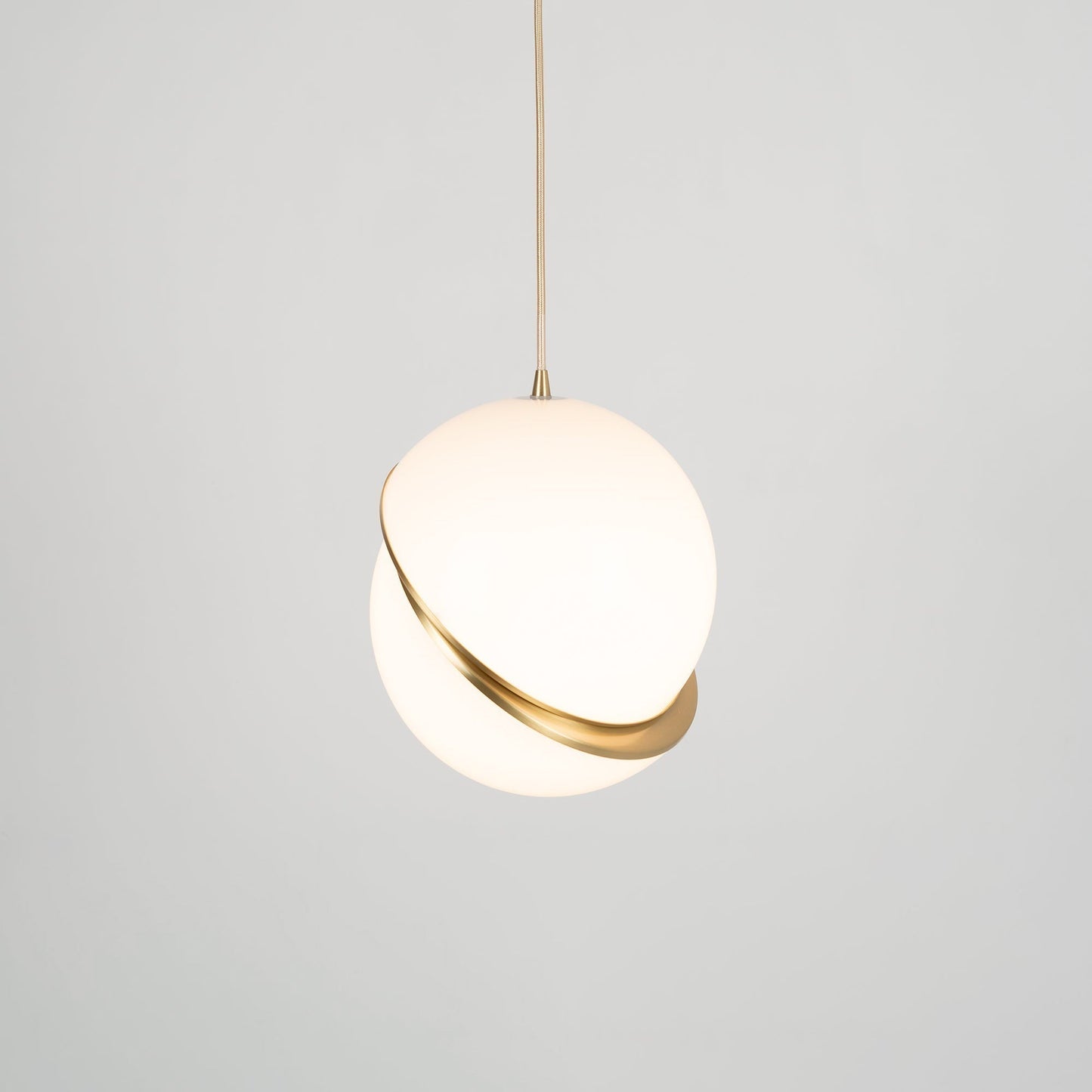 Suspension Mondsichel en Acryl et Laiton - Éclairage LED Moderne et Élégant