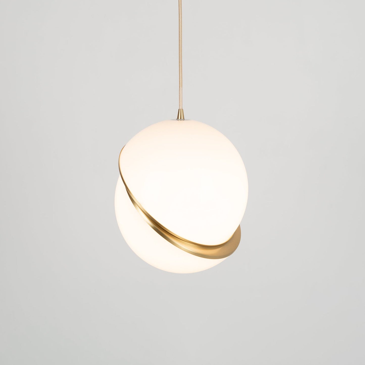 Suspension Mondsichel en Acryl et Laiton - Éclairage LED Moderne et Élégant