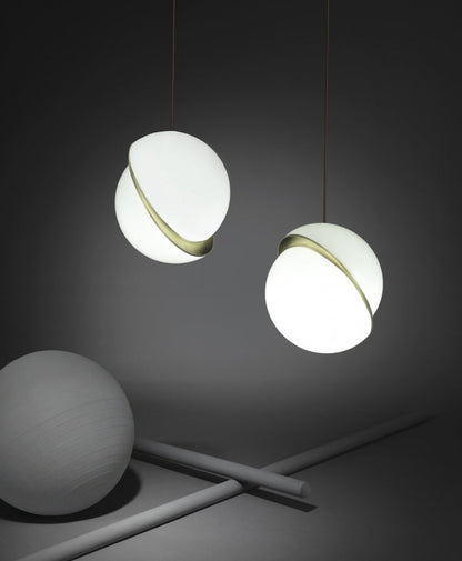 Suspension Mondsichel en Acryl et Laiton - Éclairage LED Moderne et Élégant