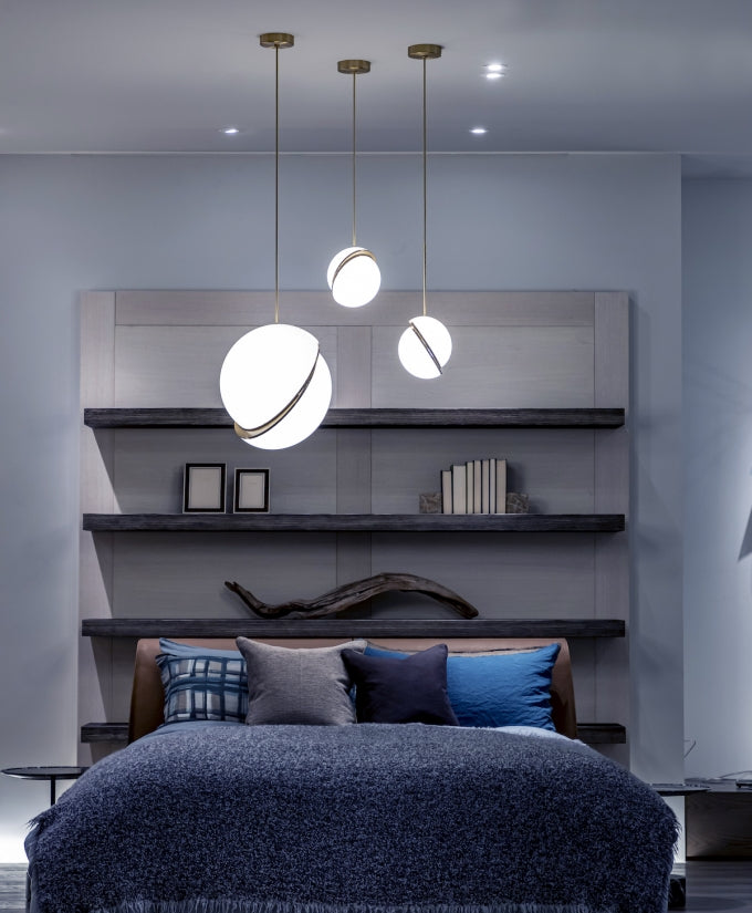 Suspension Mondsichel en Acryl et Laiton - Éclairage LED Moderne et Élégant