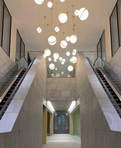 Suspension Mondsichel en Acryl et Laiton - Éclairage LED Moderne et Élégant