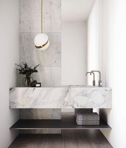 Suspension Mondsichel en Acryl et Laiton - Éclairage LED Moderne et Élégant