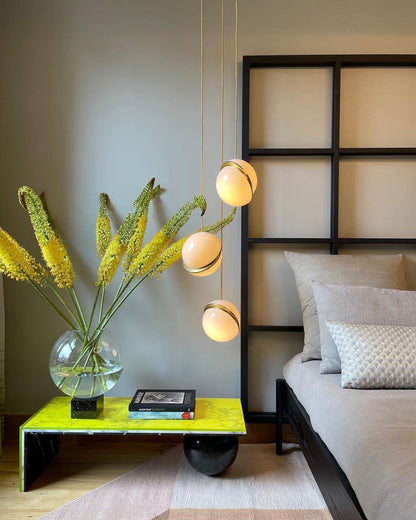 Suspension Mondsichel en Acryl et Laiton - Éclairage LED Moderne et Élégant