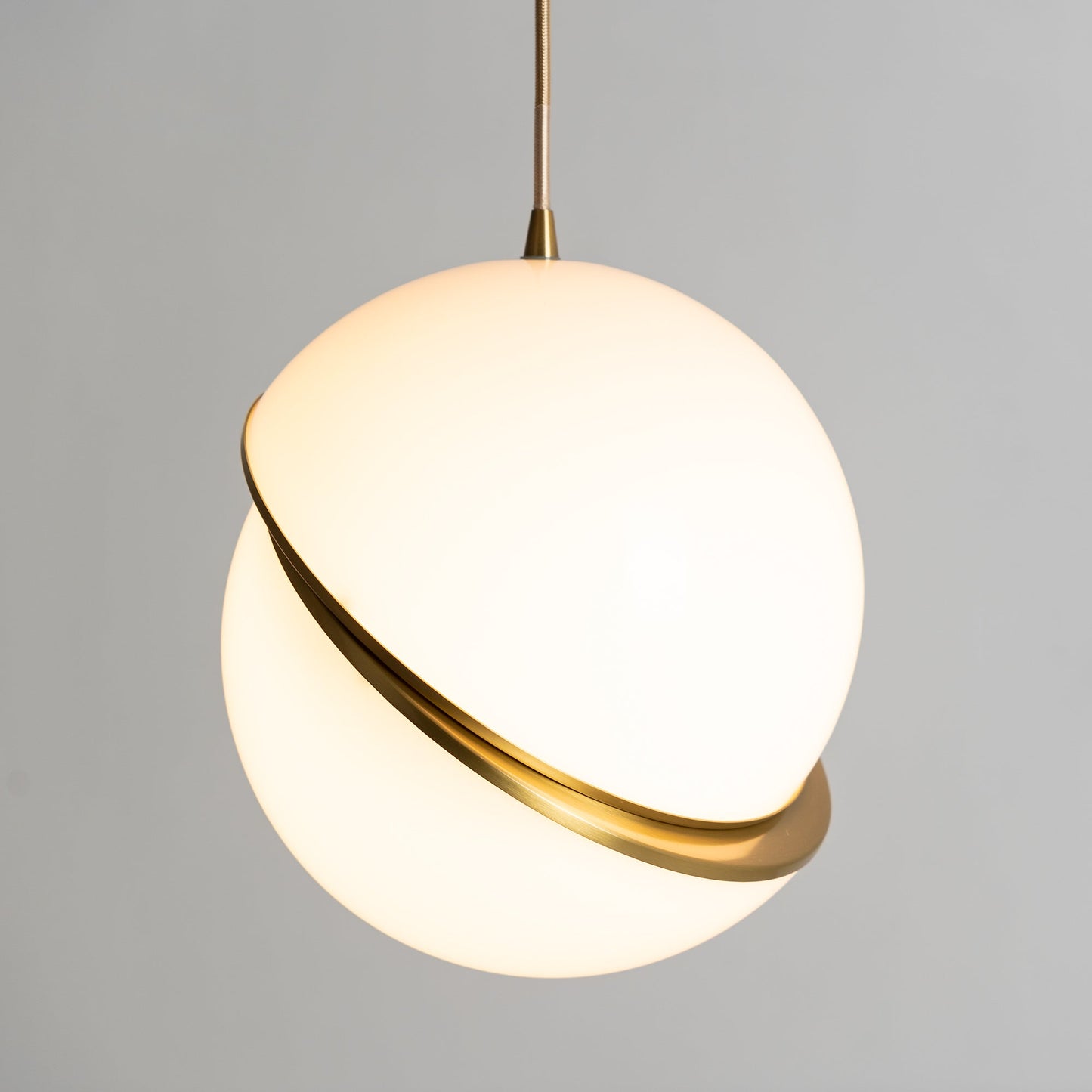 Suspension Mondsichel en Acryl et Laiton - Éclairage LED Moderne et Élégant