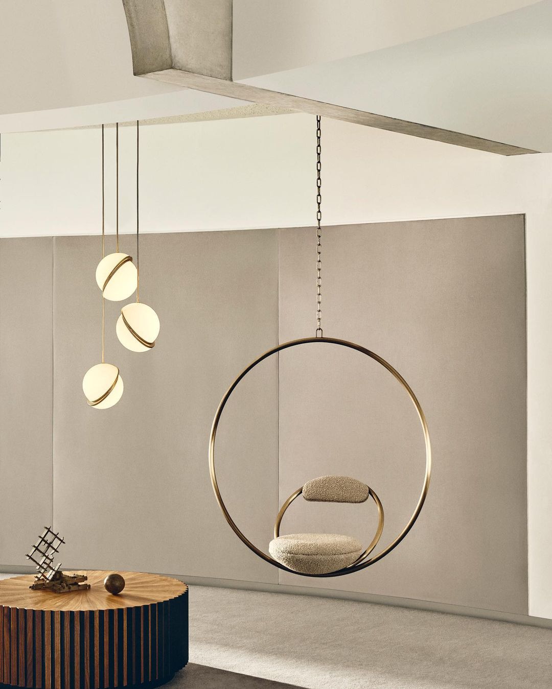 Suspension Mondsichel en Acryl et Laiton - Éclairage LED Moderne et Élégant