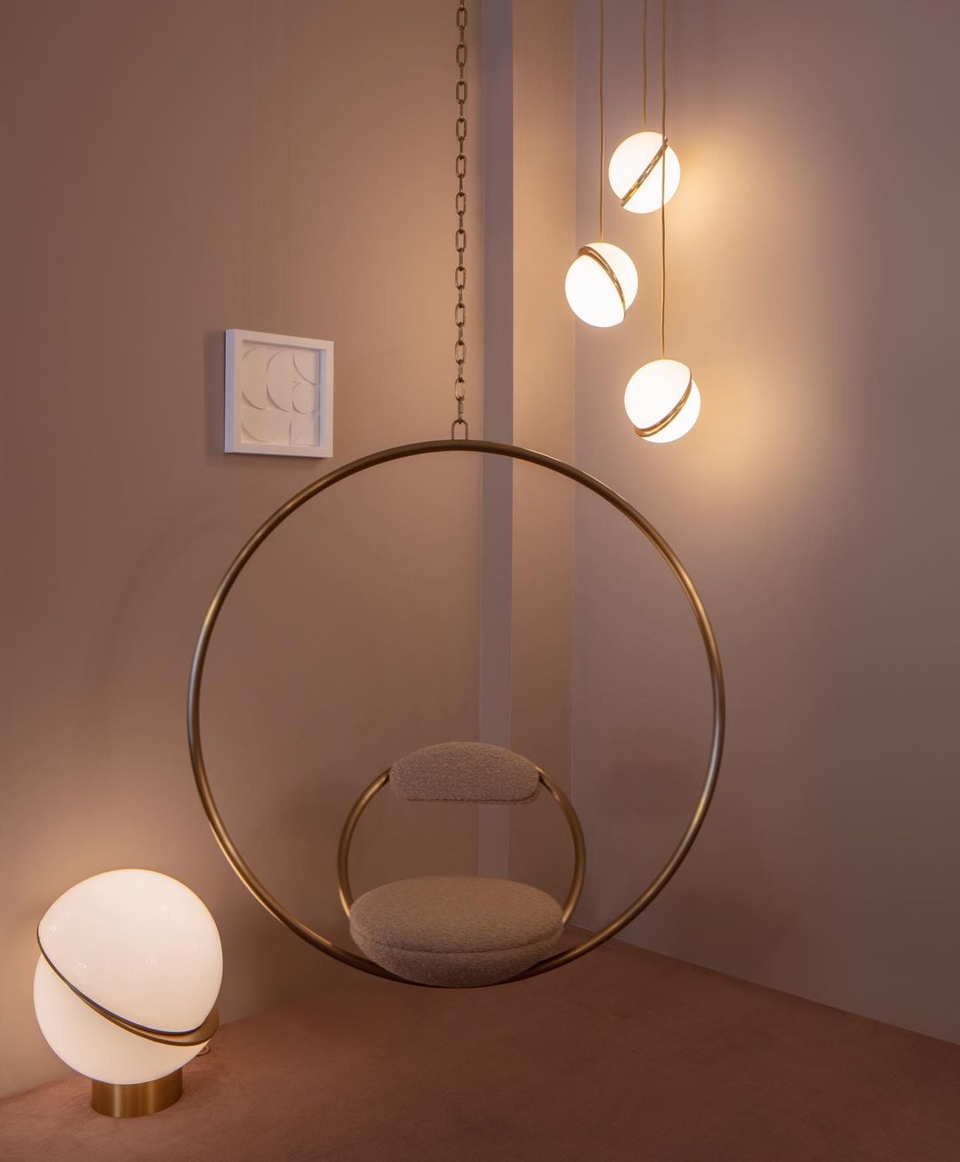 Suspension Mondsichel en Acryl et Laiton - Éclairage LED Moderne et Élégant
