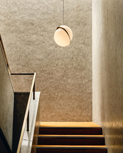Suspension Mondsichel en Acryl et Laiton - Éclairage LED Moderne et Élégant