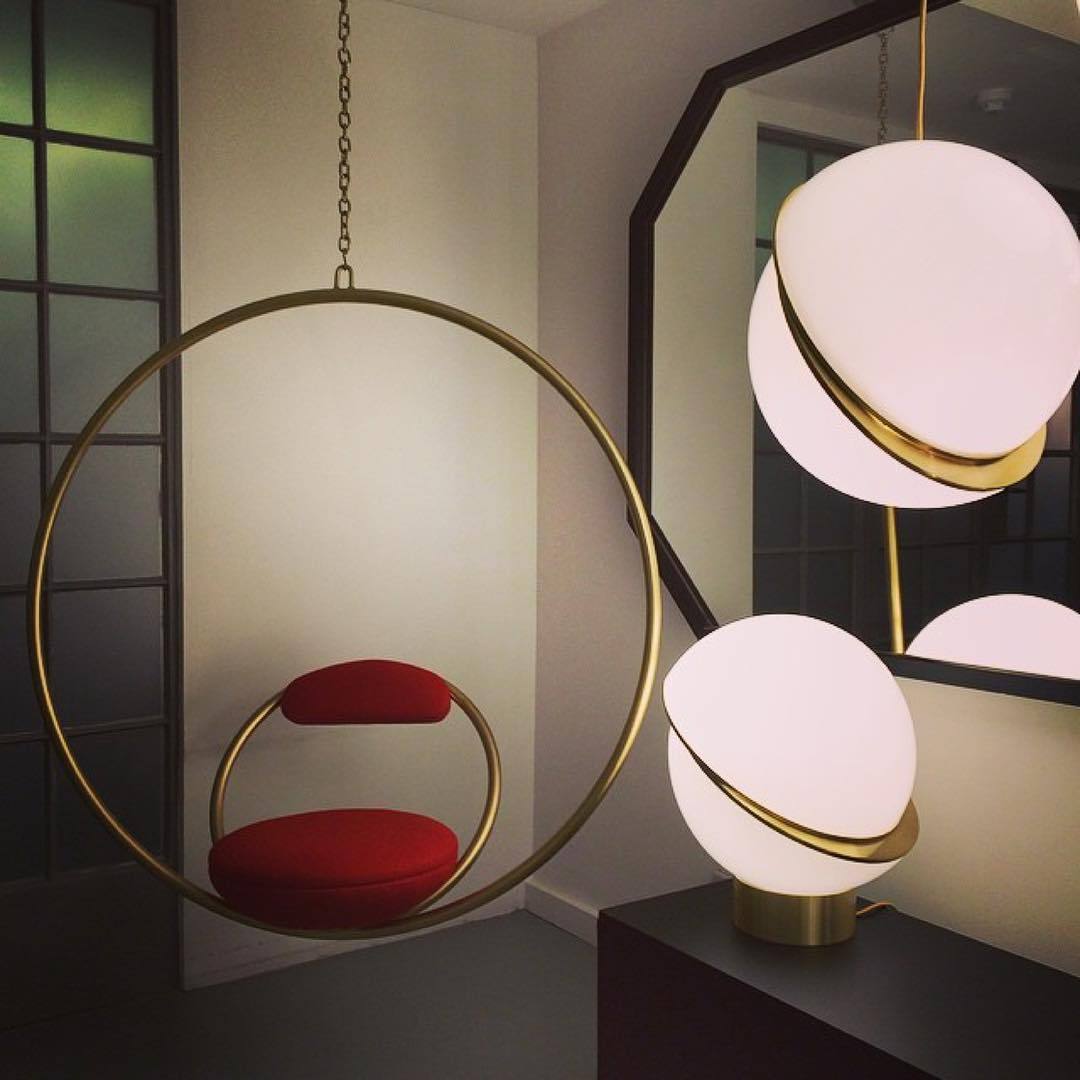 Suspension Mondsichel en Acryl et Laiton - Éclairage LED Moderne et Élégant