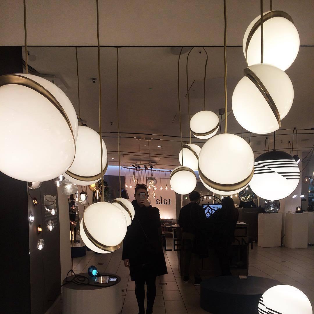 Suspension Mondsichel en Acryl et Laiton - Éclairage LED Moderne et Élégant