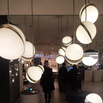 Suspension Mondsichel en Acryl et Laiton - Éclairage LED Moderne et Élégant