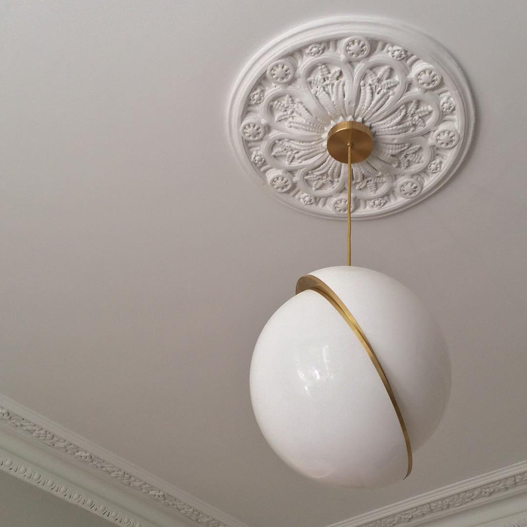Suspension Mondsichel en Acryl et Laiton - Éclairage LED Moderne et Élégant