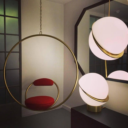 Suspension Mondsichel en Acryl et Laiton - Éclairage LED Moderne et Élégant