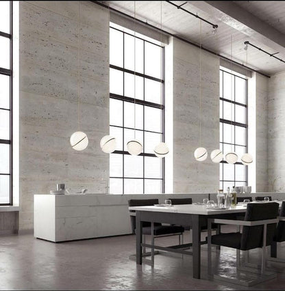 Suspension Mondsichel en Acryl et Laiton - Éclairage LED Moderne et Élégant