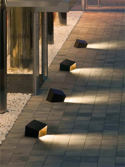Lampe Solaire Extérieure Cube Garden - Éclairage LED Compact et Résistant pour Votre Jardin