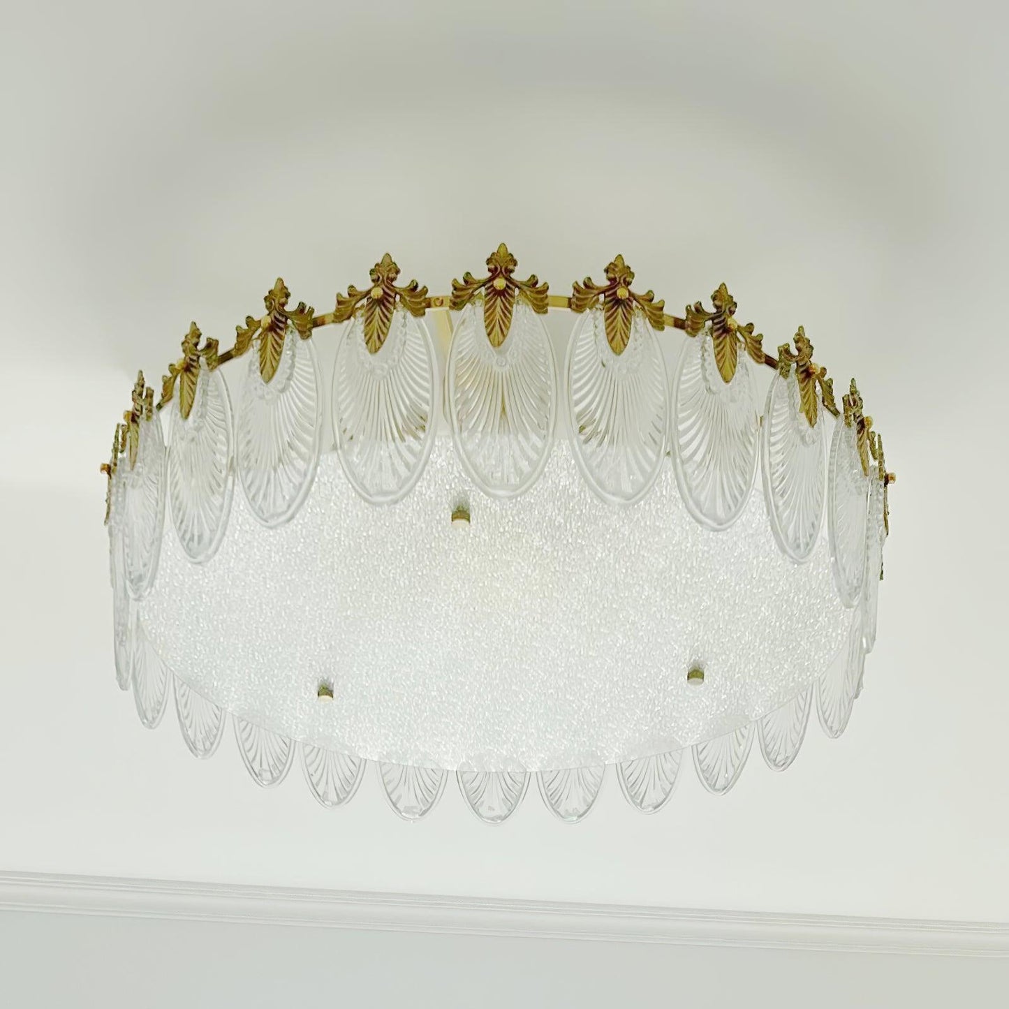 Chandelier Rond en Verre avec Motif Décoratif - Lampe Suspendue Élégante