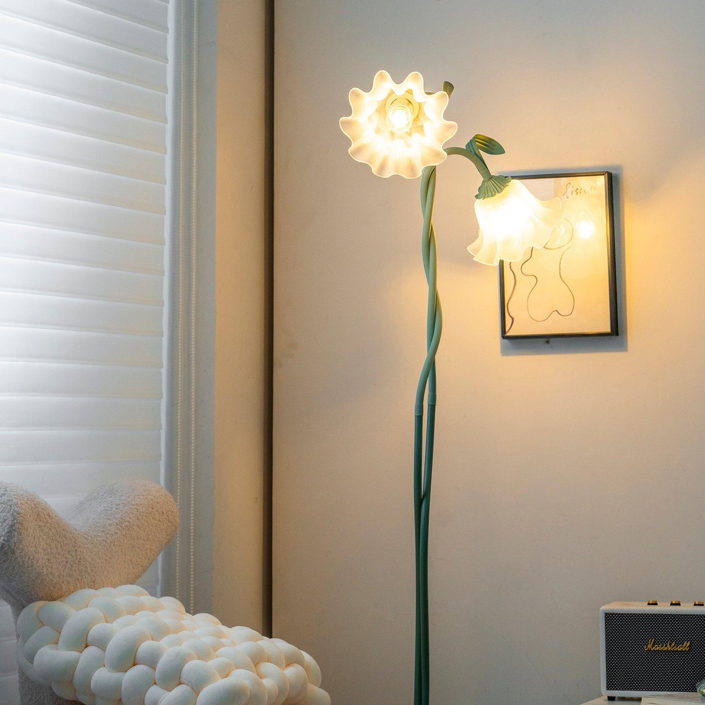 Lampadaire Calla Flowers – Éclairage Élégant avec Fleurs Blanches et Design Raffiné
