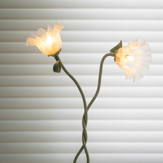 Lampadaire Calla Flowers – Éclairage Élégant avec Fleurs Blanches et Design Raffiné
