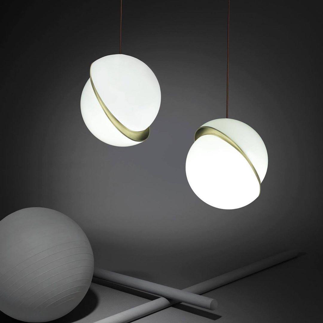 Suspension Mondsichel en Acryl et Laiton - Éclairage LED Moderne et Élégant