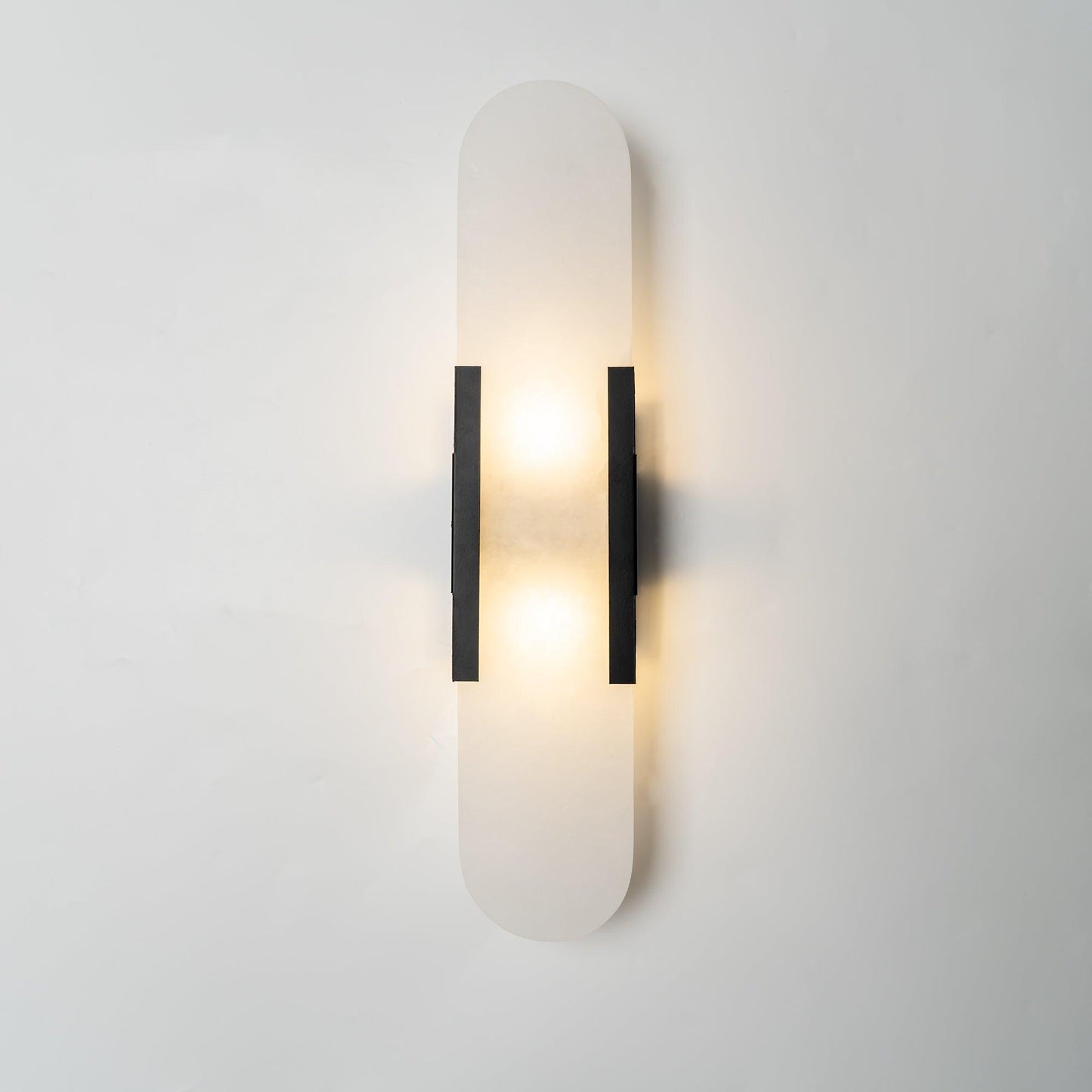 Applique Murale Melange Elongée en Albâtre - Design Élégant avec Détails en Laiton