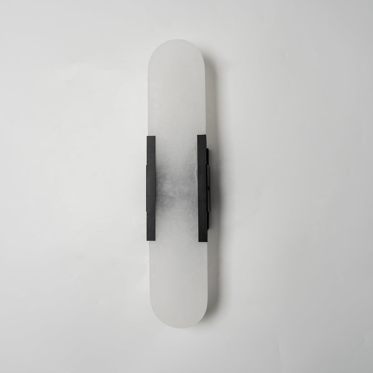 Applique Murale Melange Elongée en Albâtre - Design Élégant avec Détails en Laiton