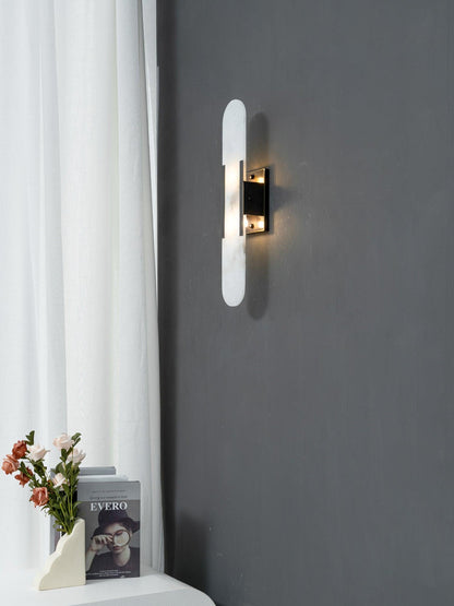 Applique Murale Melange Elongée en Albâtre - Design Élégant avec Détails en Laiton