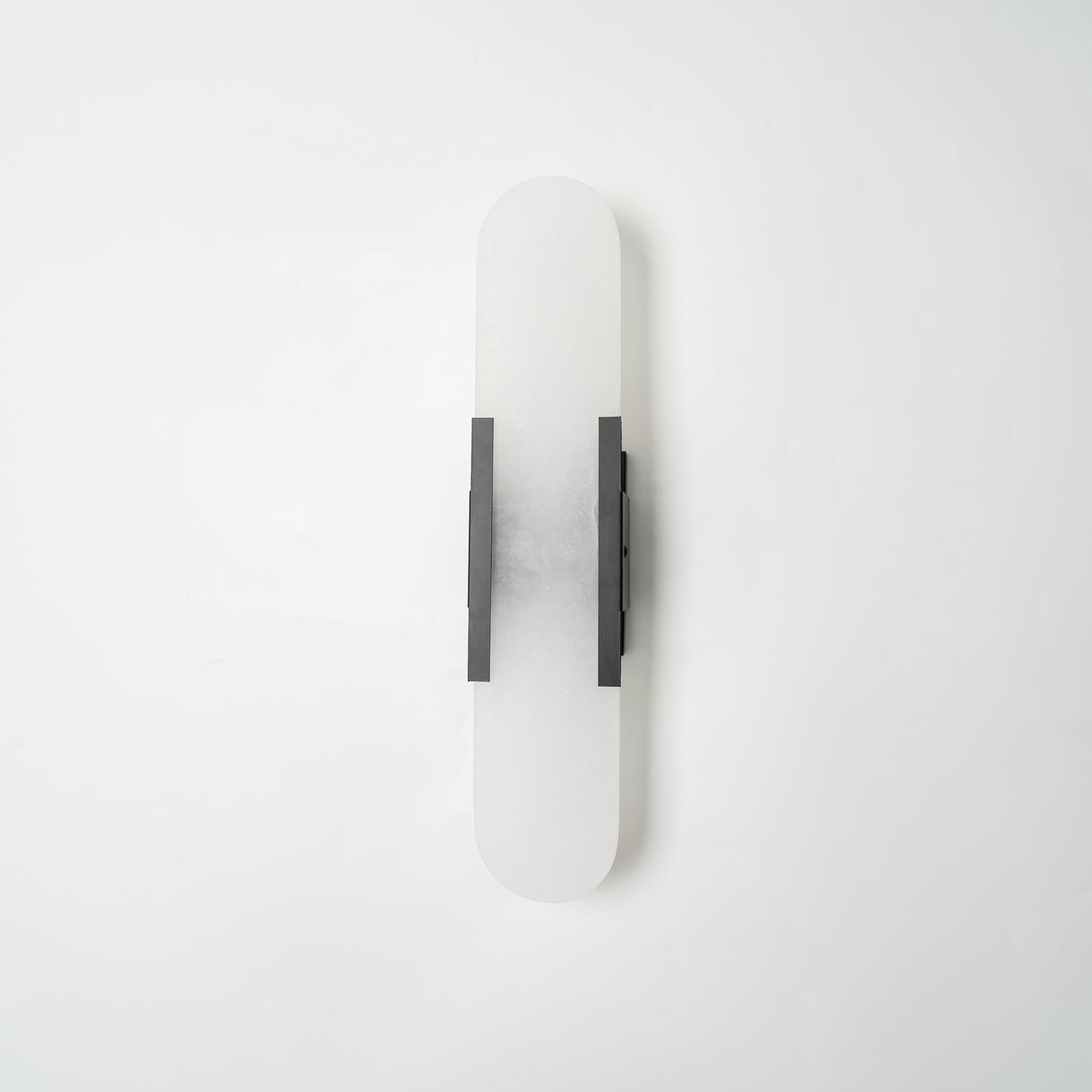 Applique Murale Melange Elongée en Albâtre - Design Élégant avec Détails en Laiton