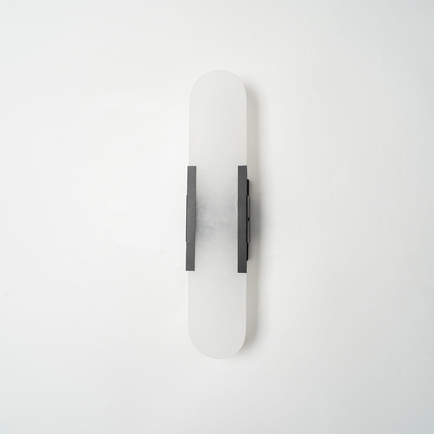 Applique Murale Melange Elongée en Albâtre - Design Élégant avec Détails en Laiton