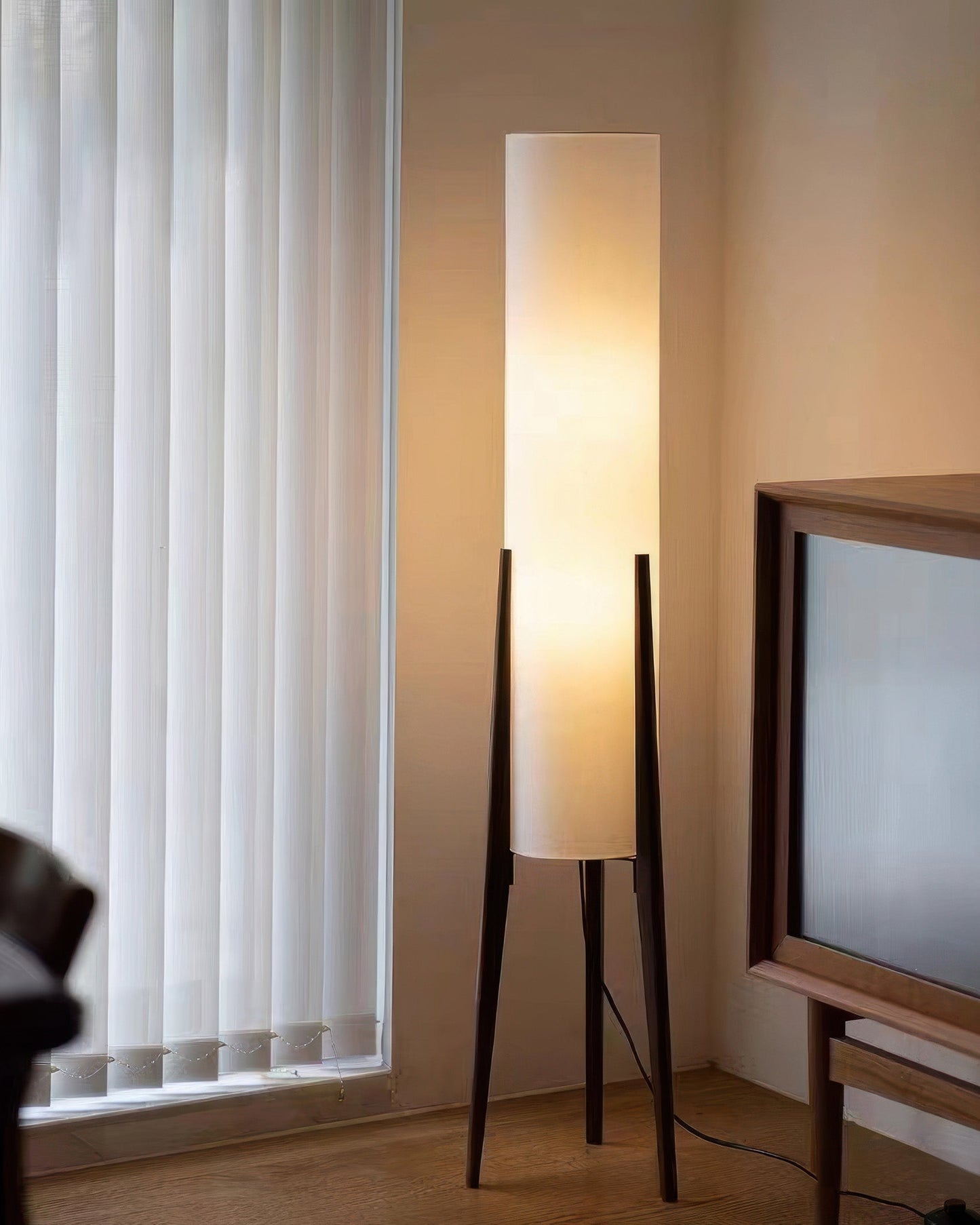 Lampadaire en Noyer – Élégance Nordic Retro avec Abat-jour en Tissu