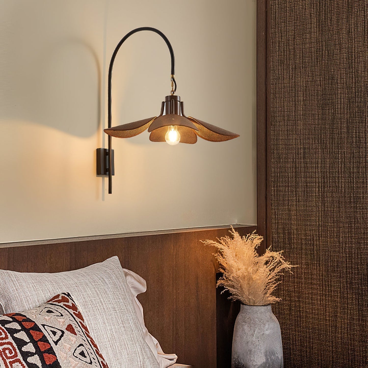 Applique Petal Bloom – Lampe Murale Élégante en Forme de Pétales