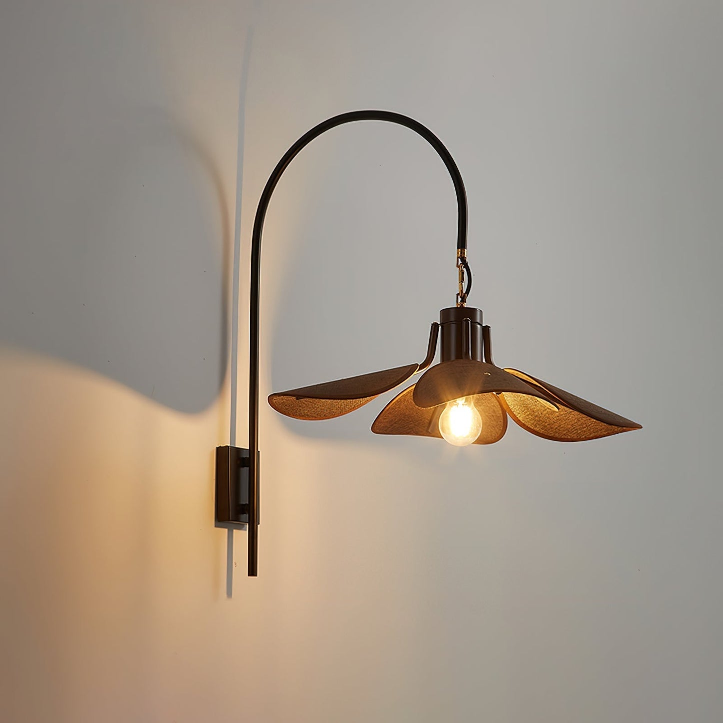 Applique Petal Bloom – Lampe Murale Élégante en Forme de Pétales