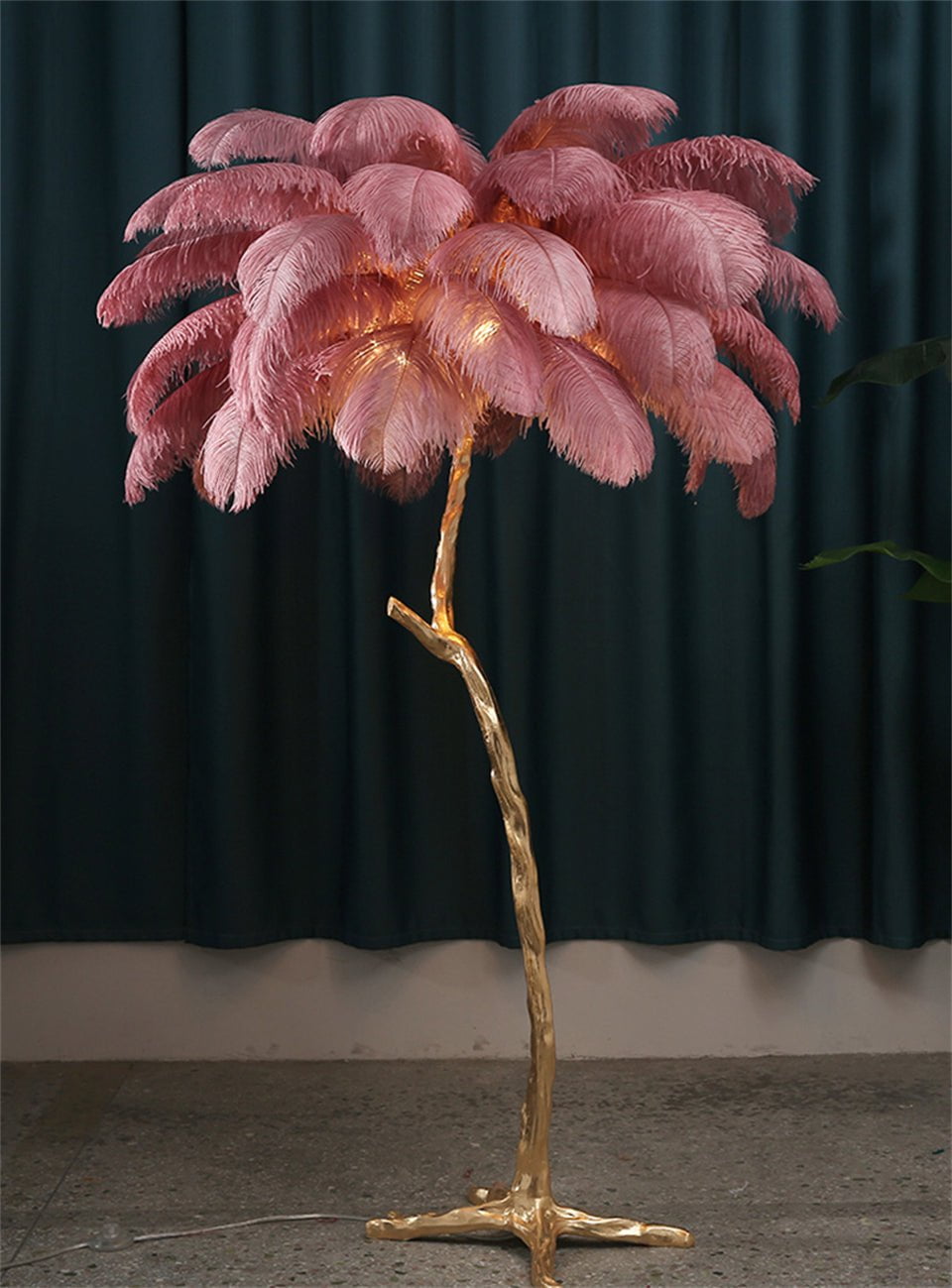 Lampe sur Pied avec Plumes d’Autruche – Élégance et Design Moderne en Résine
