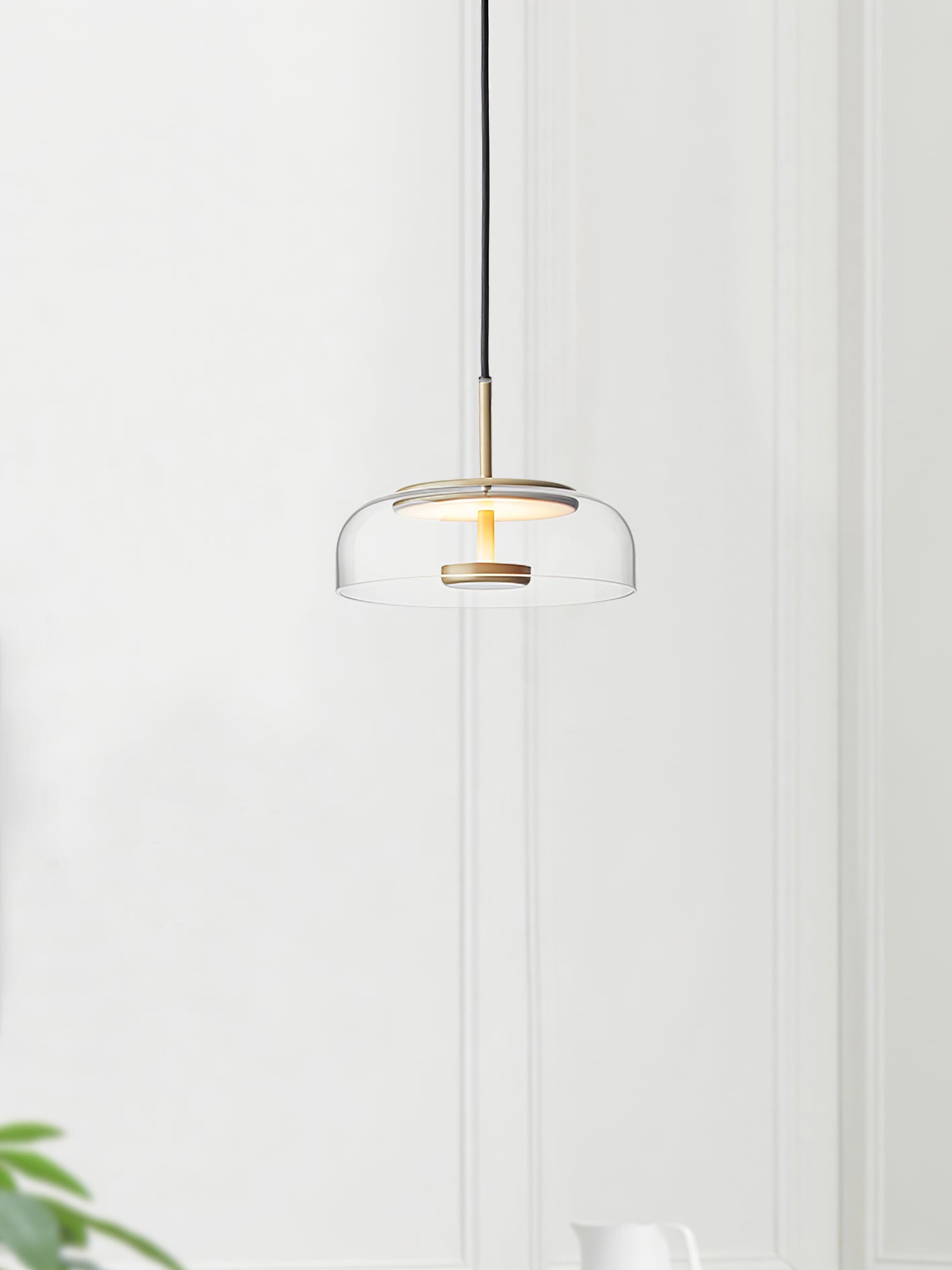 Suspension LED Solaire – Éclairage Moderne en Laiton et Verre pour Intérieur Élégant